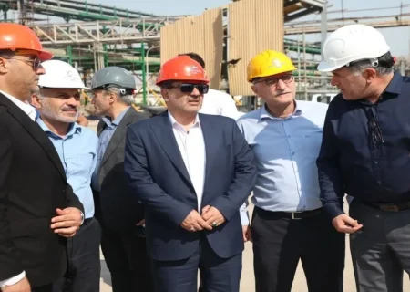 بازدید رئیس هیئت‌رئیسه صندوق‌های بازنشستگی صنعت نفت از منطقه ویژه اقتصادی پتروشیمی